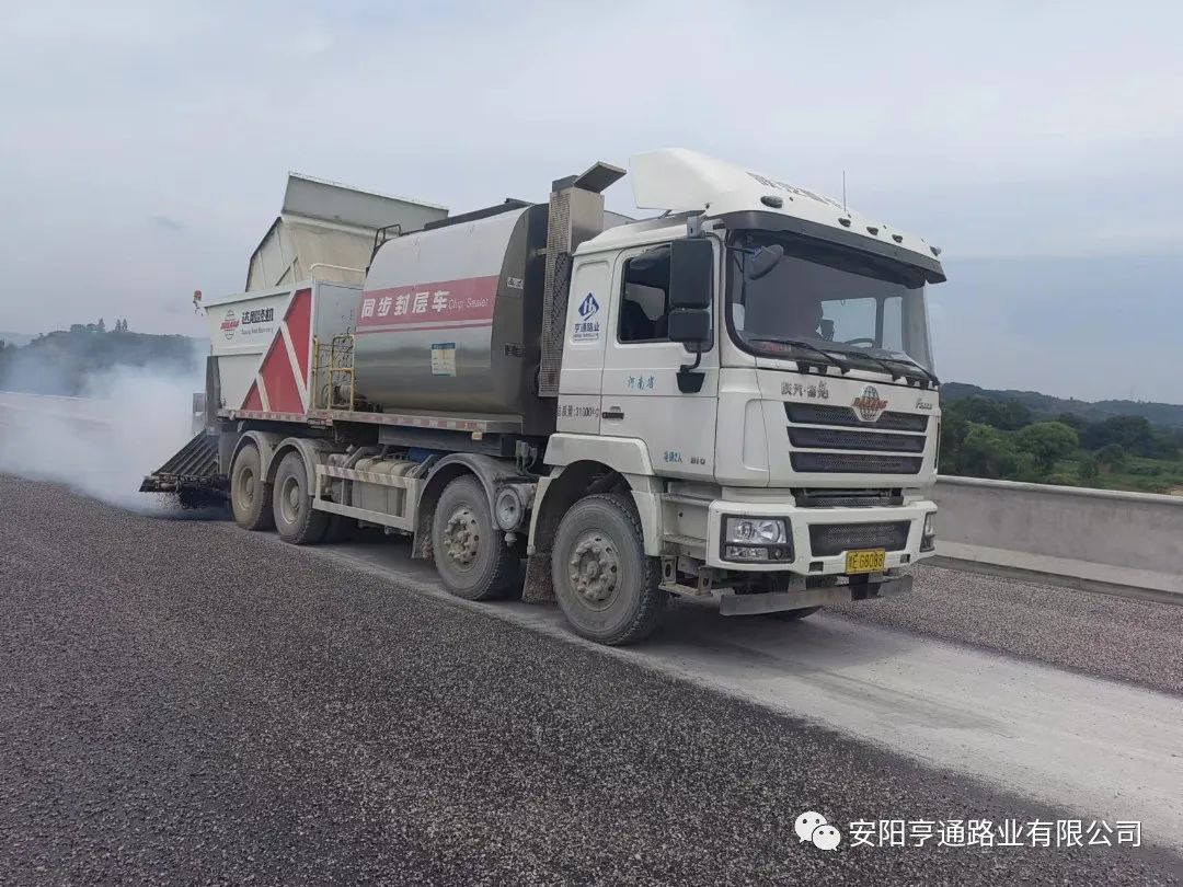 黎霍項目二標橋面橡膠瀝青防水碎石封層試驗段圓 滿成功